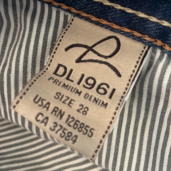 DL1961 Jean Short - Picture 4 of 4